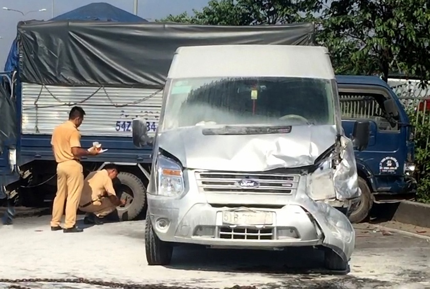 Oto cho nguoi nuoc ngoai boc khoi sau va cham 6 xe tren quoc lo hinh anh