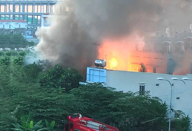 Can nha chua hang chuc binh gas boc chay ngun ngut o Sai Gon hinh anh