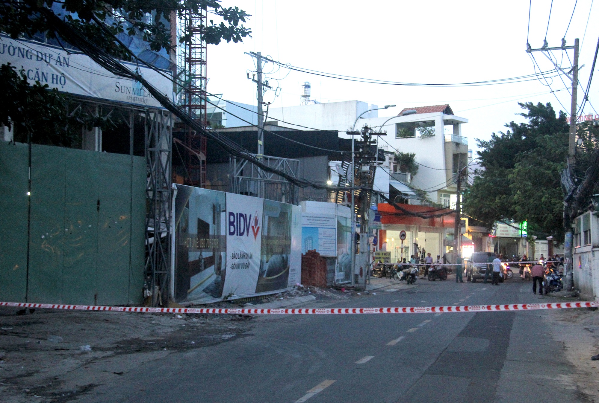 cần cẩu ngã ở công trình sun village ảnh 2 can cau nga o cong trinh sun village anh 2