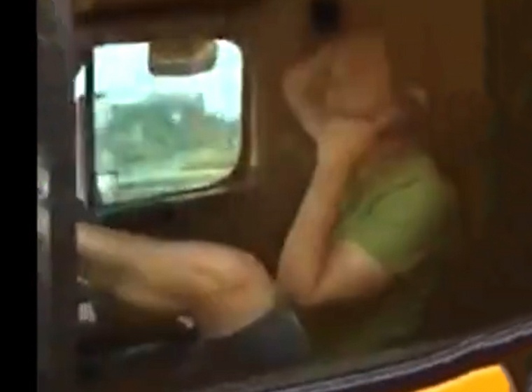 Tai xe dung chan lai xe dau keo do doc cau ‘tu than’ o Sai Gon hinh anh