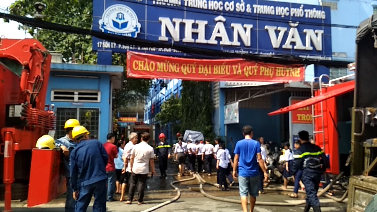 Chay phong noi tru truong hoc o Sai Gon, nhieu hoc sinh hoang loan hinh anh