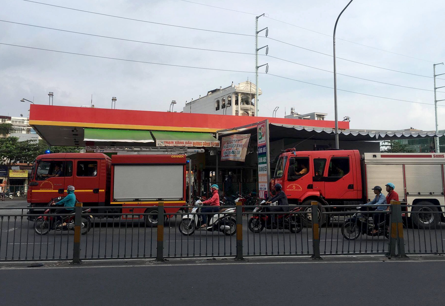 cây xăng bốc khói ngùn ngụt ảnh 2 cay xang boc khoi ngun ngut anh 2