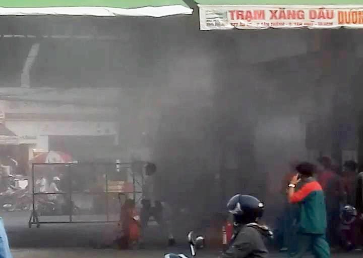 Cay xang o Sai Gon boc khoi ngun ngut, ca khu pho hot hoang hinh anh