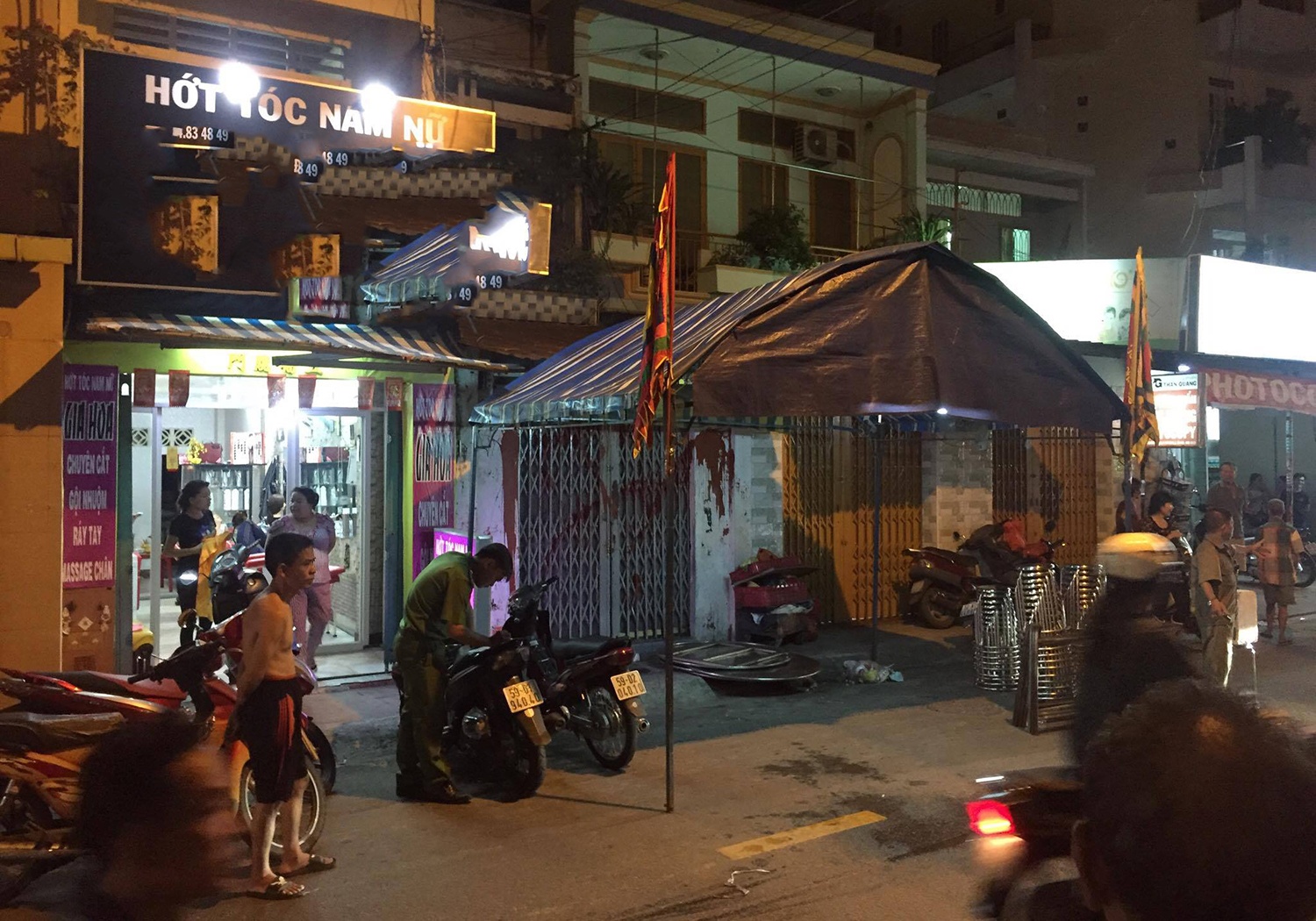Bao ve dan pho bi nghi sat hai be trai 6 tuoi o Sai Gon hinh anh