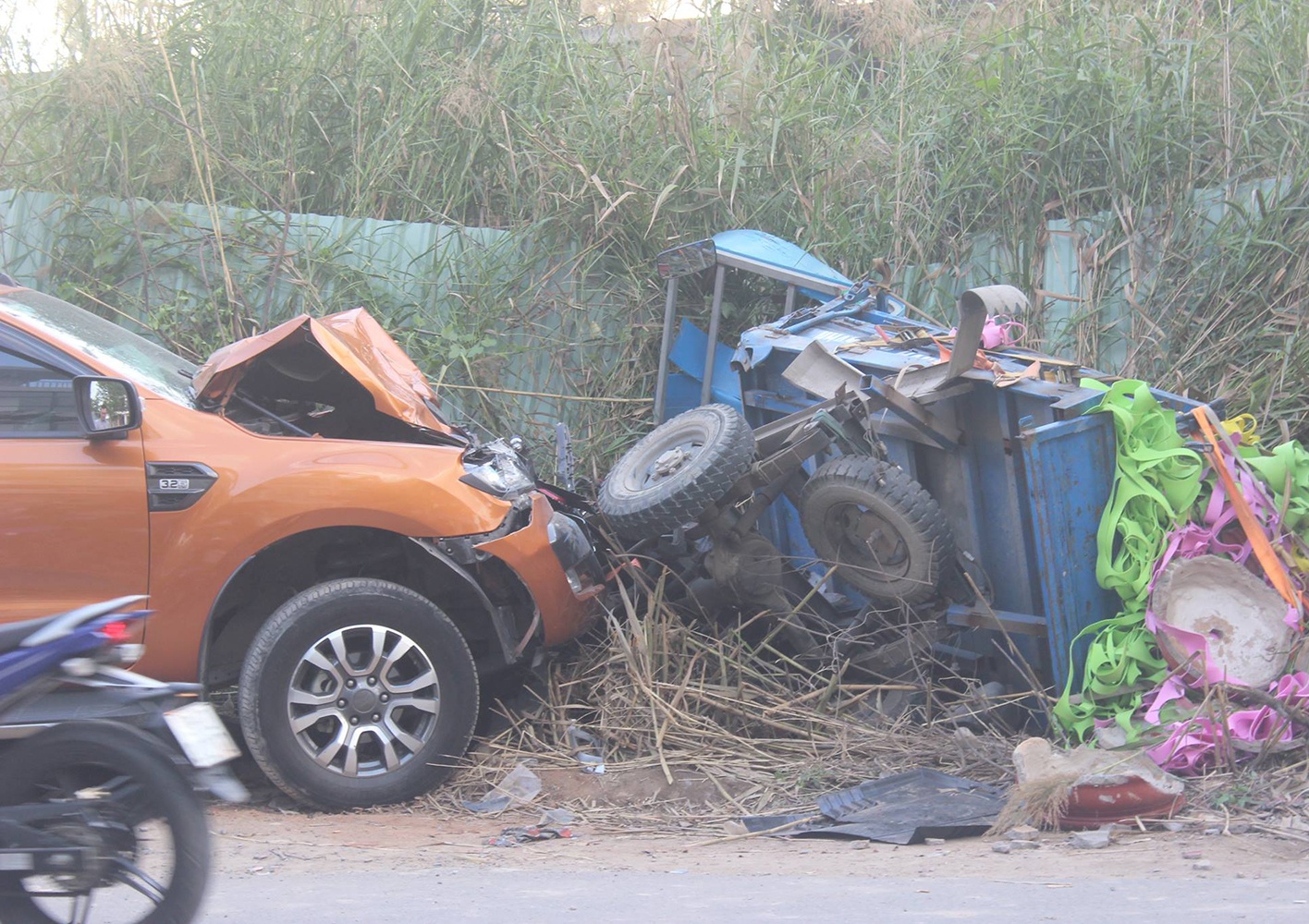 Oto Ford Ranger huc vang xe ba gac, mot nguoi chet tai cho hinh anh