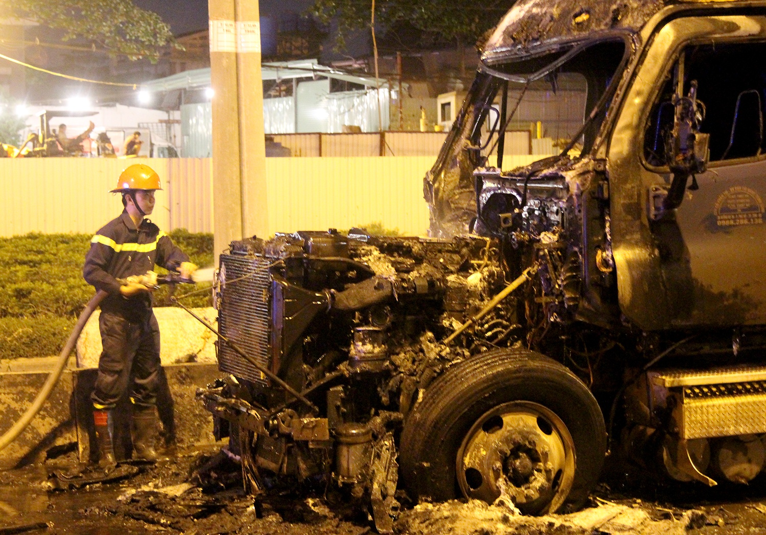Tai xe bung cua thoat khoi xe dau keo chay ngun ngut tren xa lo Ha Noi hinh anh