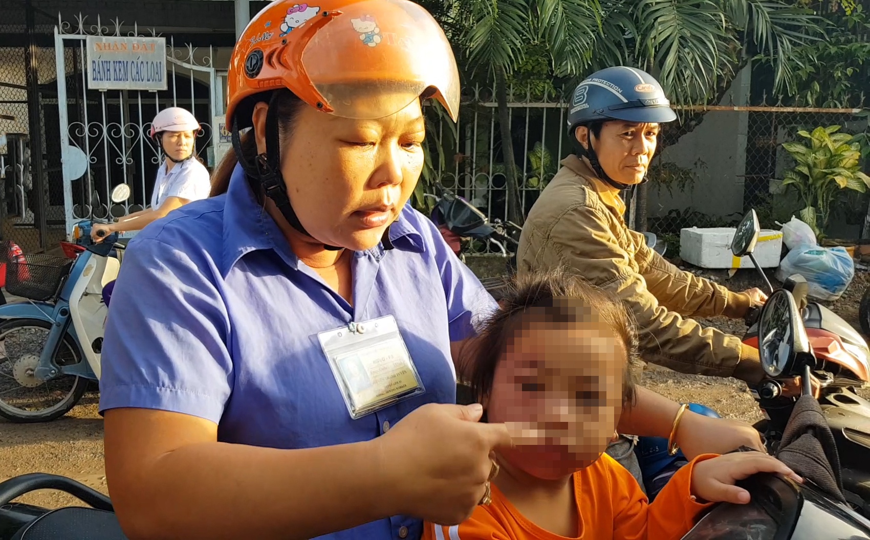 Phu huynh buc xuc khi tre bi bao mau lop mam non Mam Xanh bao hanh hinh anh