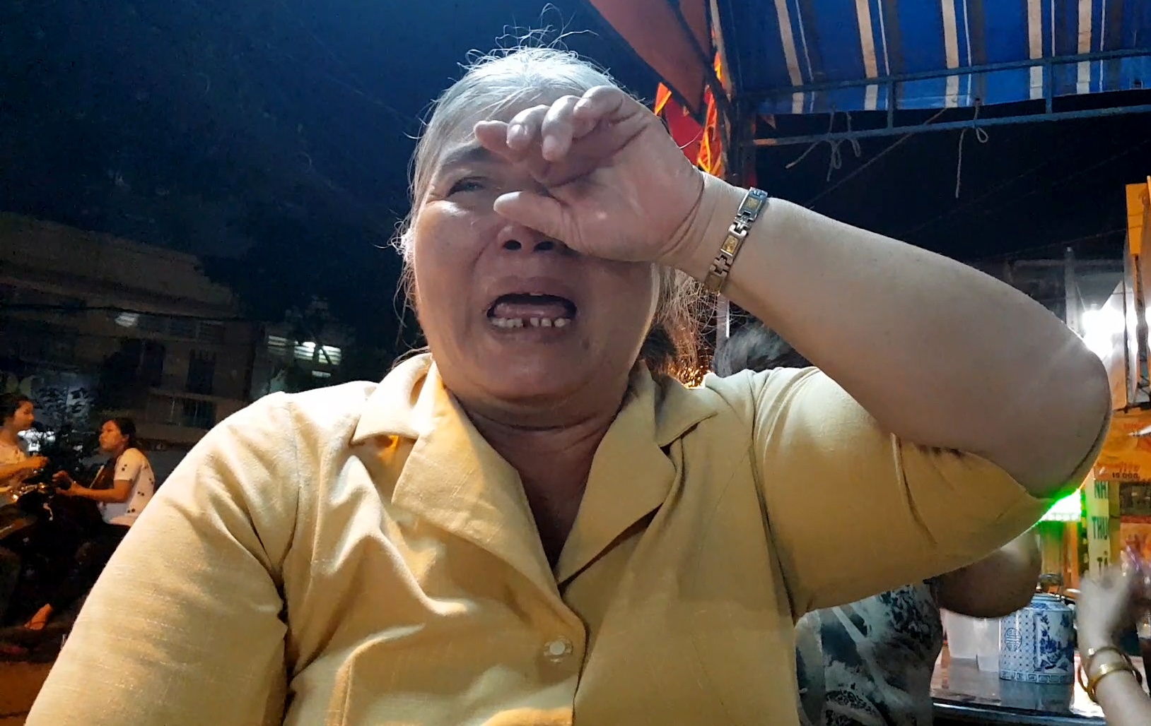 Nguoi than khoc nuc no thuong tiec be trai bi sat hai o Sai Gon hinh anh