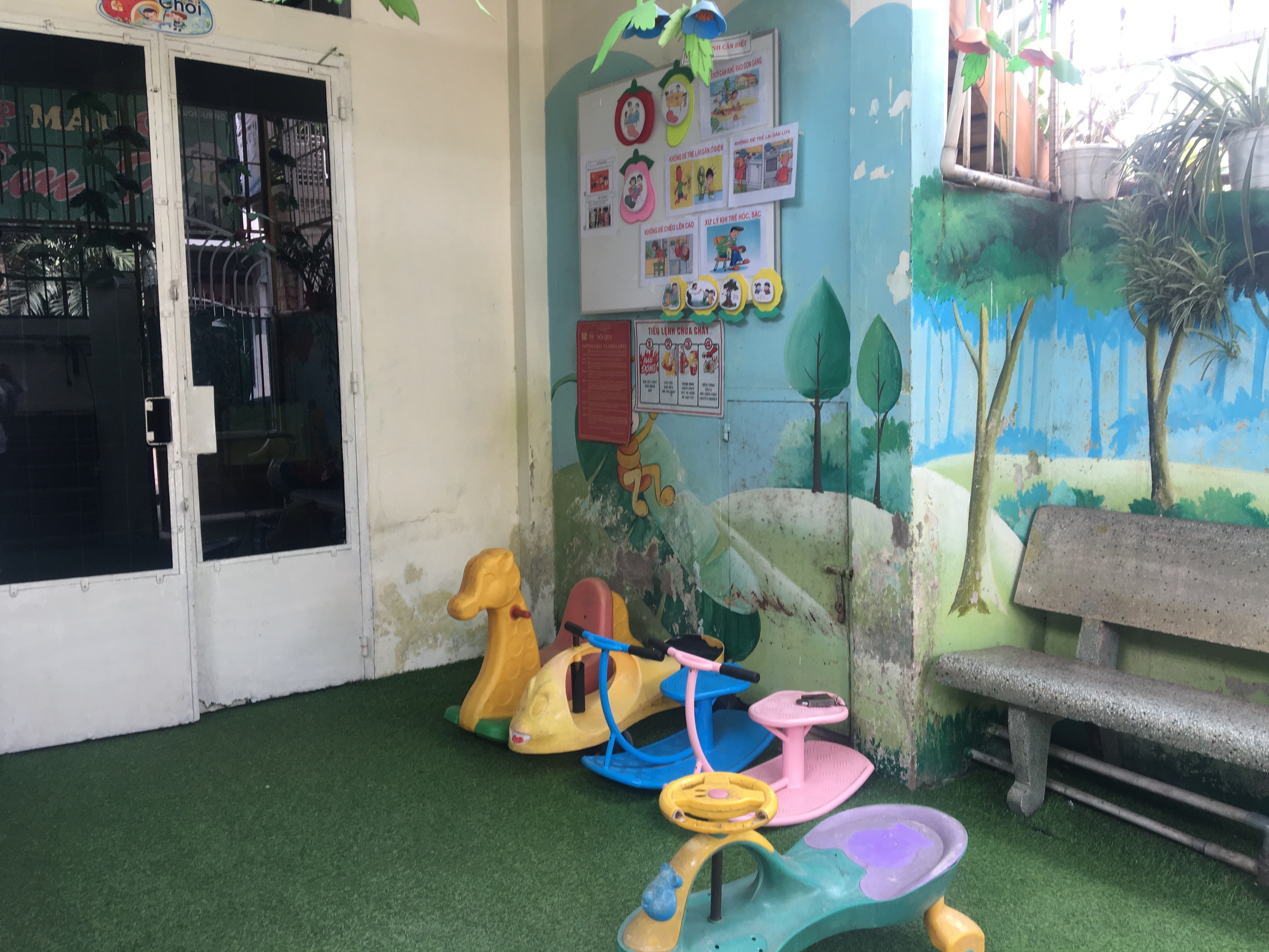 Hang xom truong mau giao co tre bi bao hanh tung nghe tieng tre khoc hinh anh