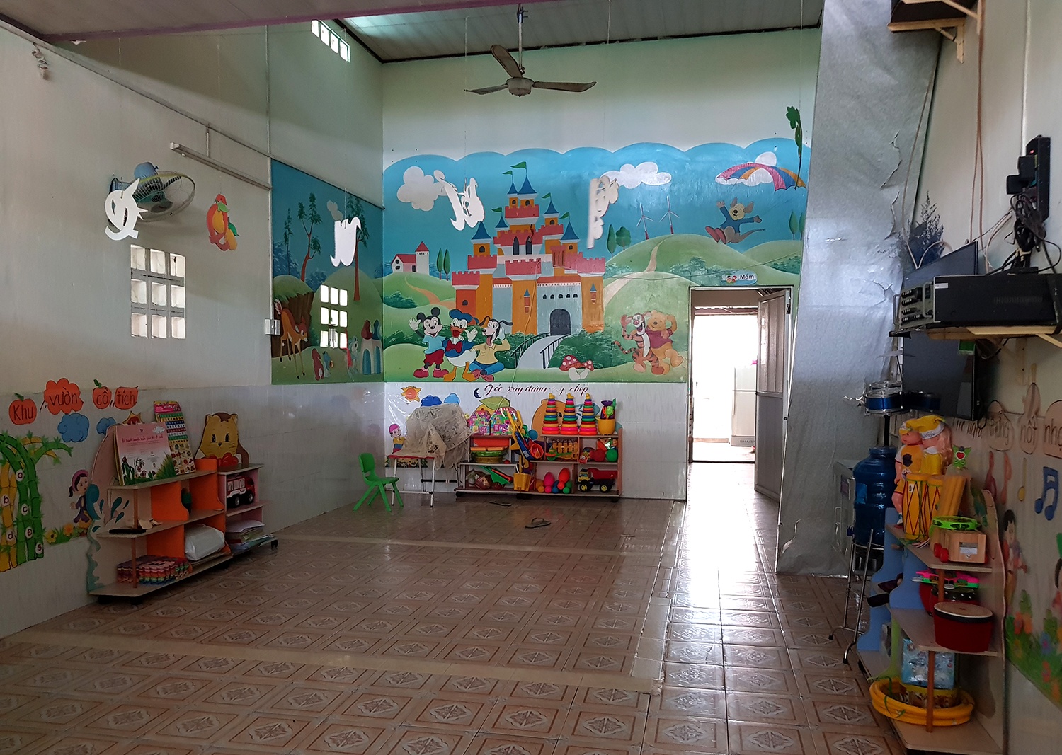 ben trong truong mam non mam xanh anh 3