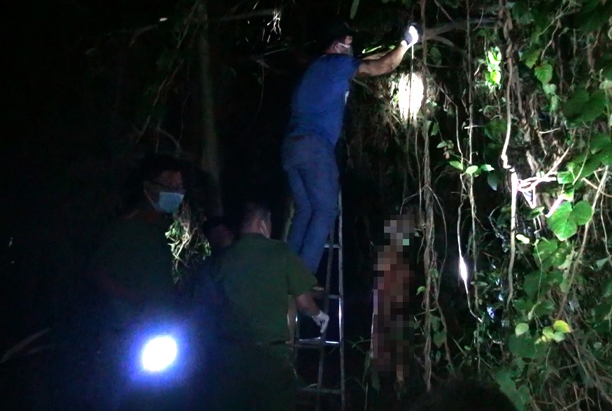 Dieu tra vu nguoi dan ong chet kho trong tu the treo co hinh anh