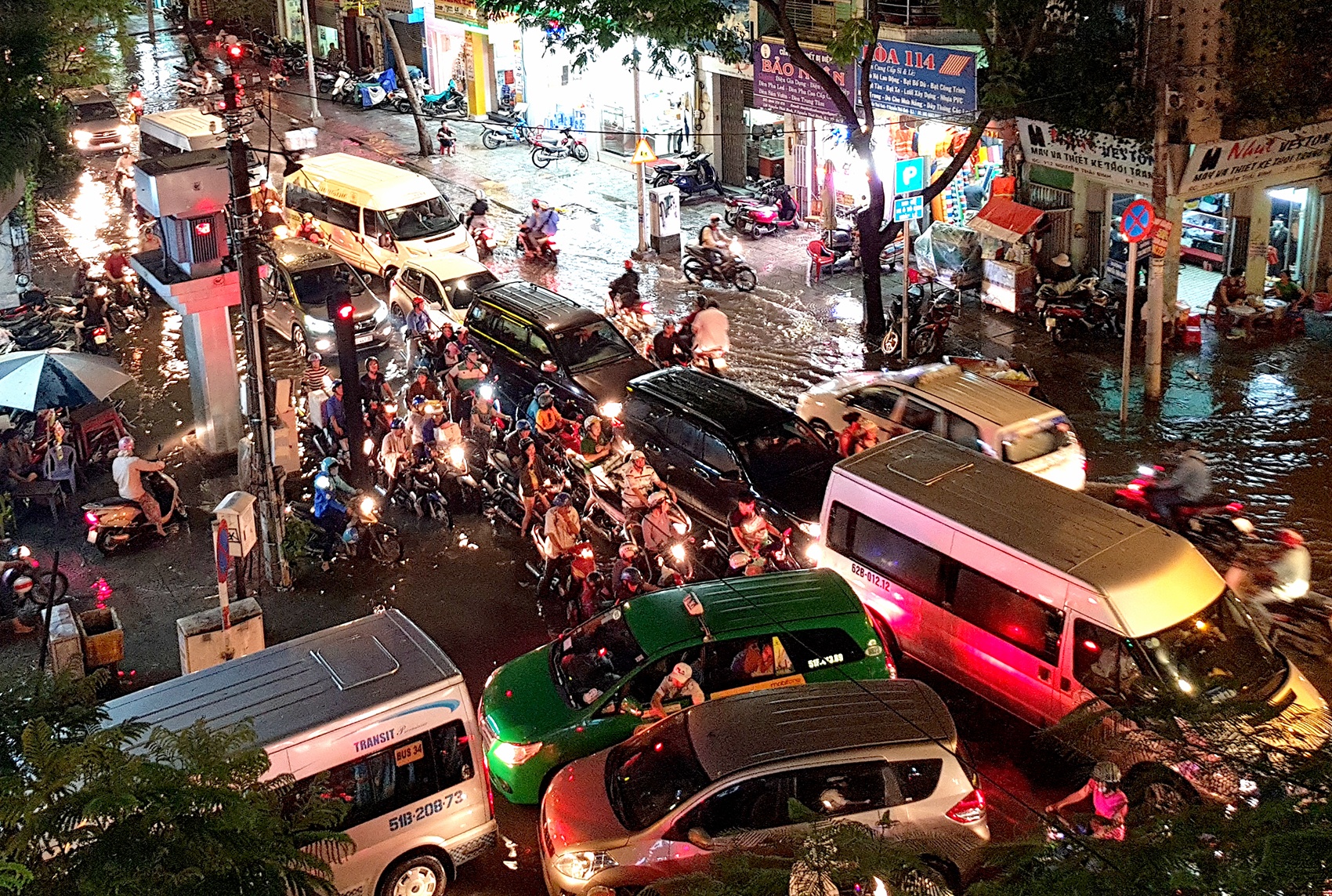 trung tam sai gon ngap kinh hoang anh 15