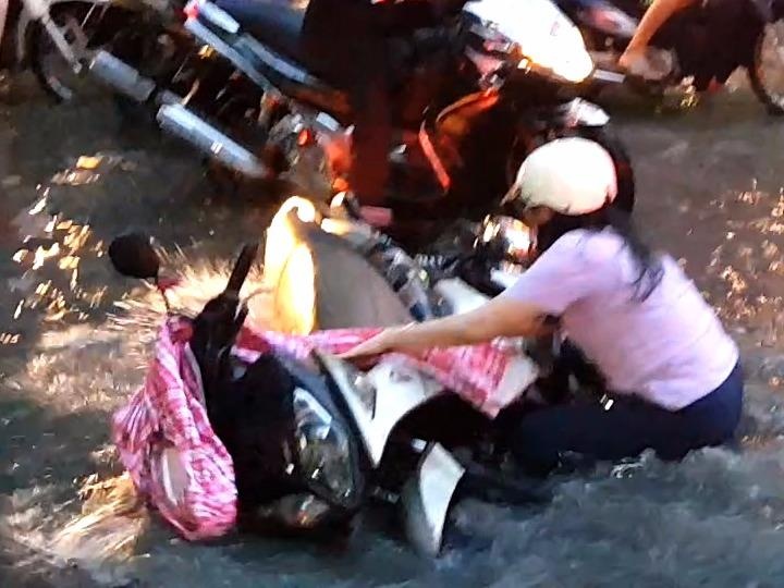 Xe co chet may, nga nhao khi trieu cuong gay ngap trung tam Sai Gon hinh anh