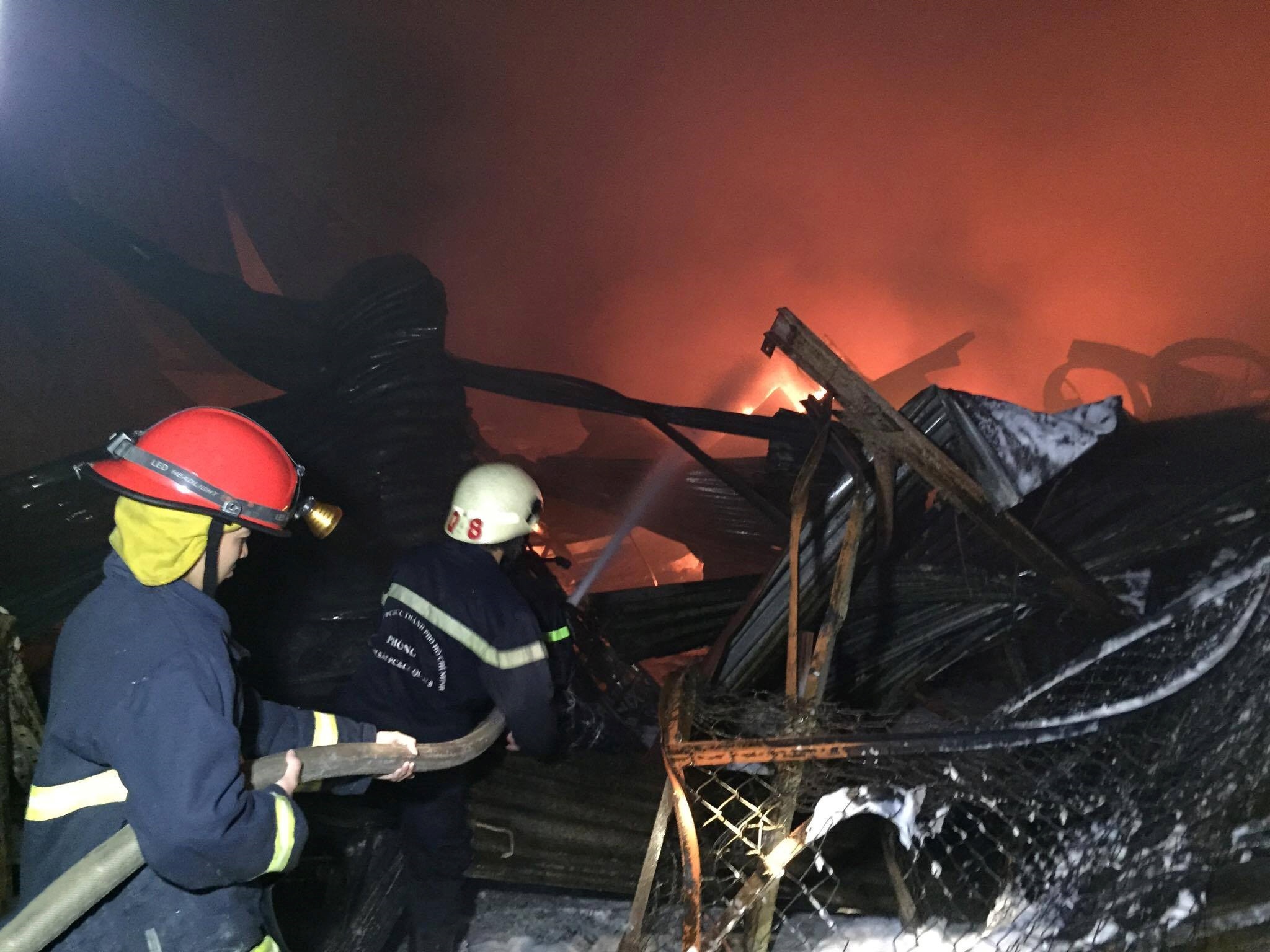 Ba me con tu vong trong can nha chay o Sai Gon hinh anh