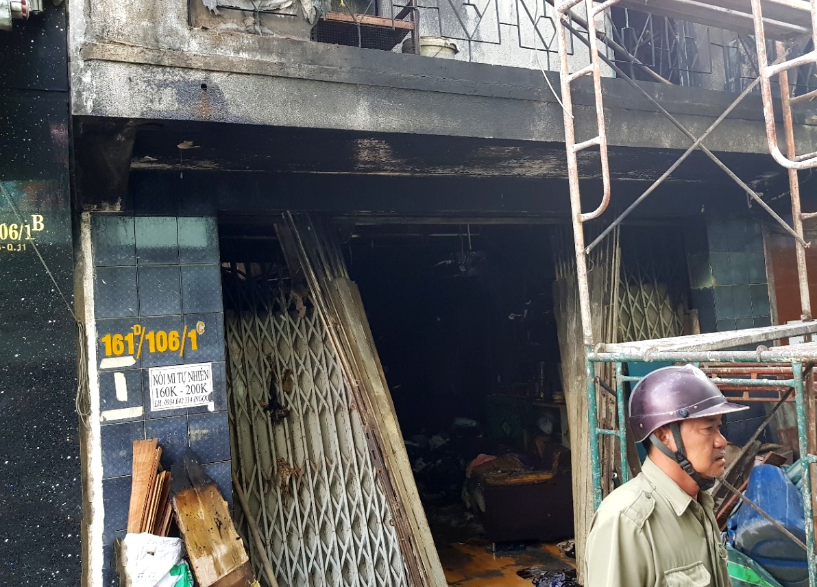 Chong bat luc nhin vo con thiet mang trong dam chay o Sai Gon hinh anh