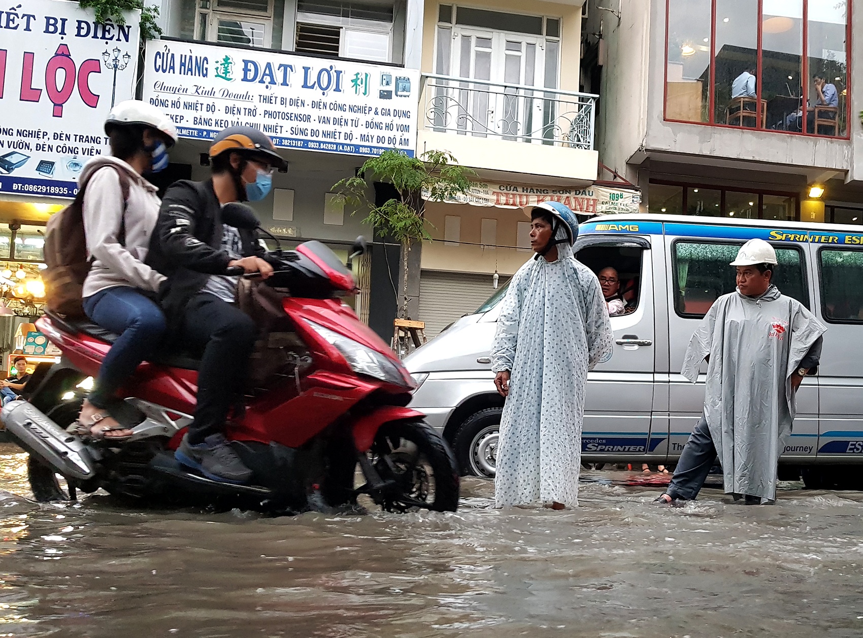 trung tam sai gon ngap kinh hoang anh 8
