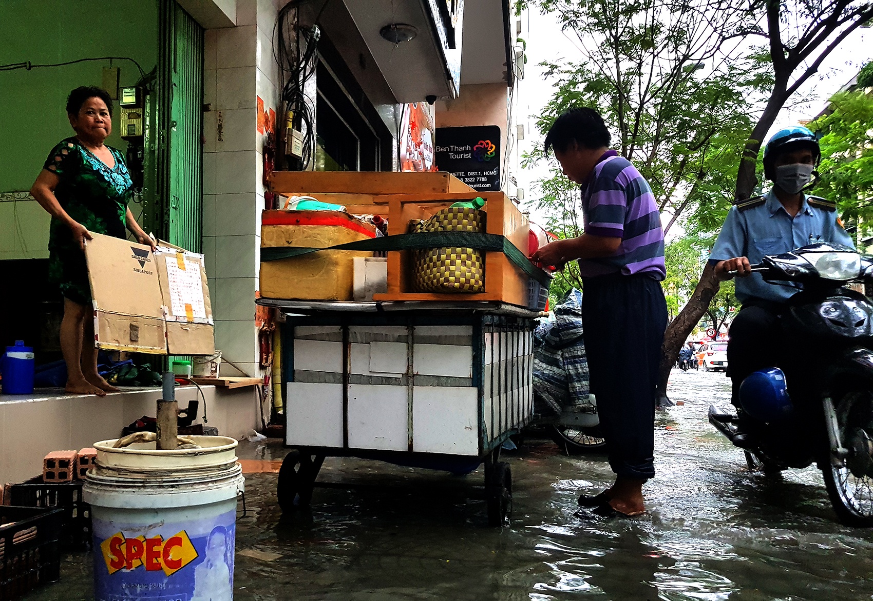 trung tam sai gon ngap kinh hoang anh 6