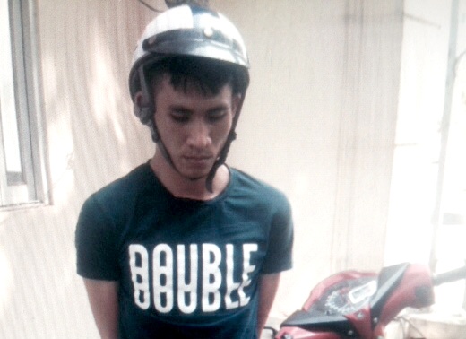CSGT bat 9X giat tui xach phu nu o Sai Gon hinh anh