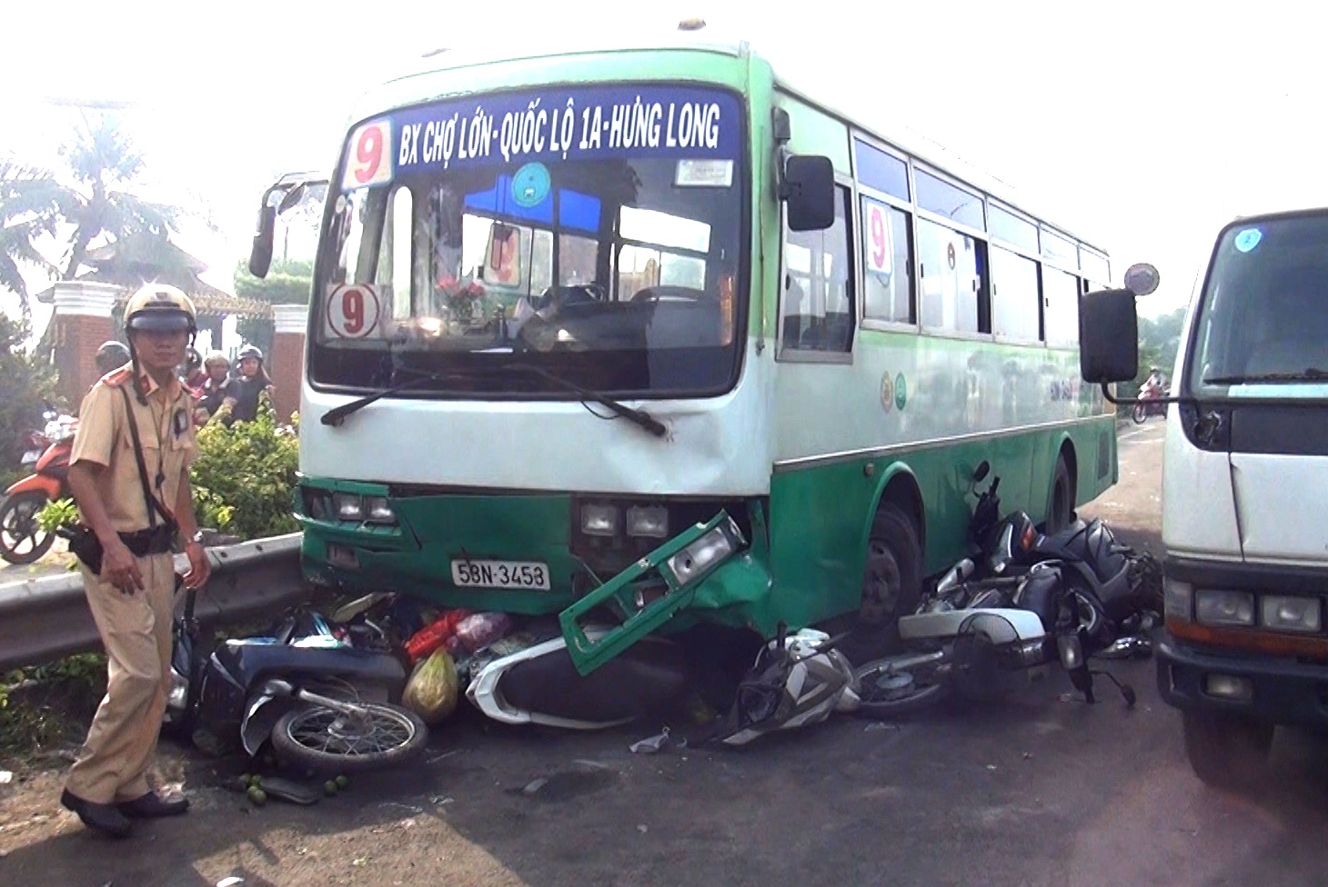 Xe buyt tong hang loat xe may khi do doc cau Binh Dien hinh anh