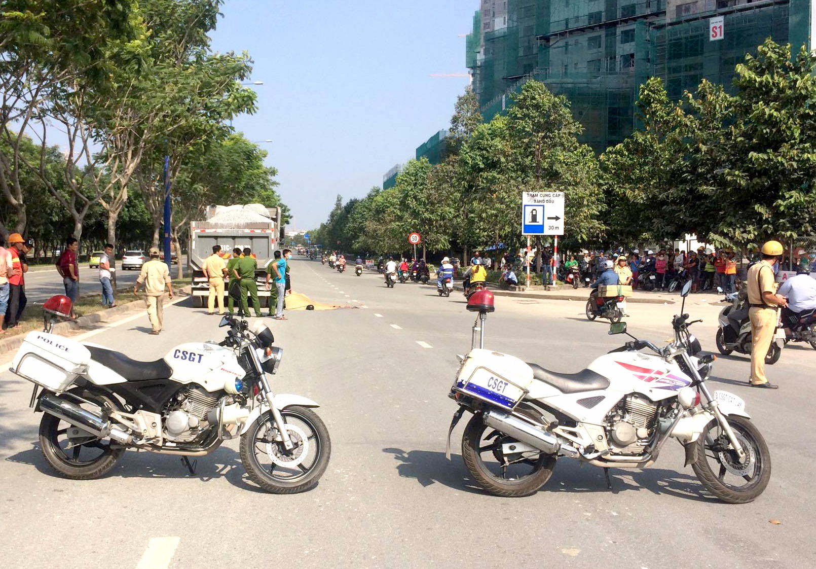 Hai thanh nien tu vong sau cu va cham xe ben o Sai Gon hinh anh
