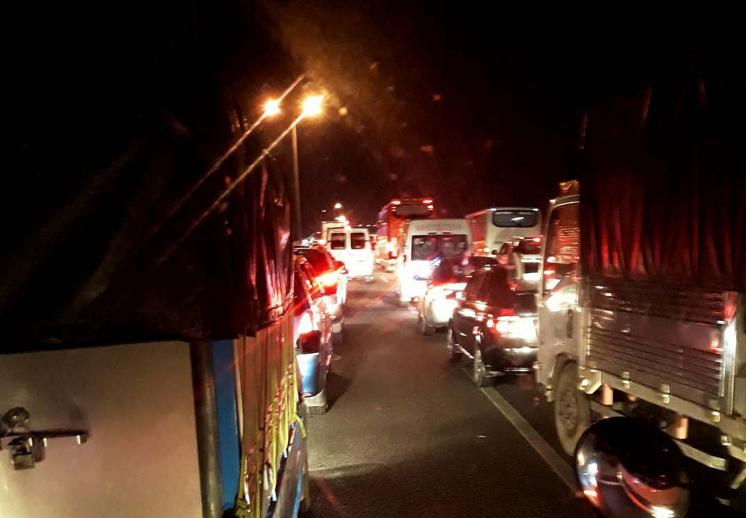 Tai nan lien tiep tren cao toc TP.HCM - Trung Luong, un tac keo dai hinh anh