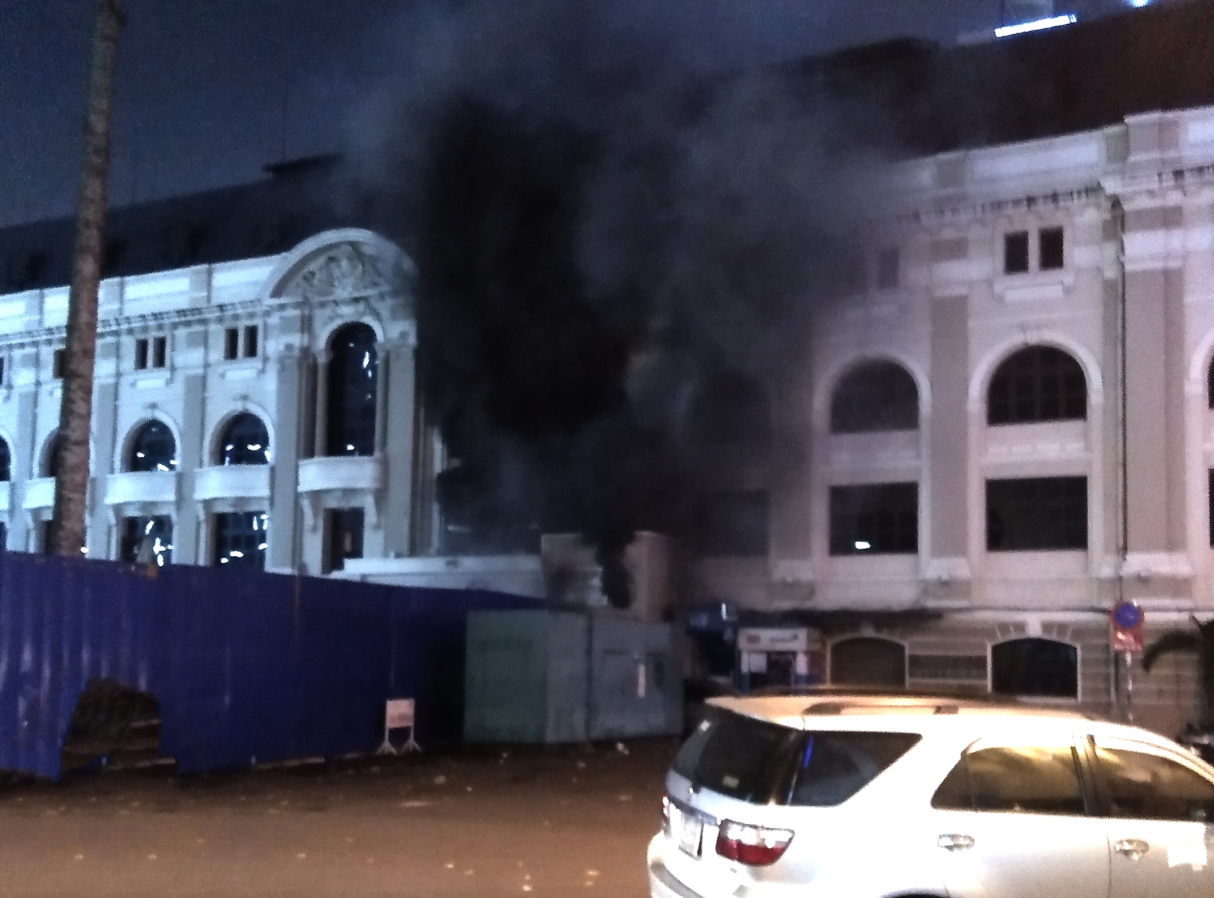 Chay tram phat dien Nha hat TP.HCM, gan tram khan gia hot hoang hinh anh