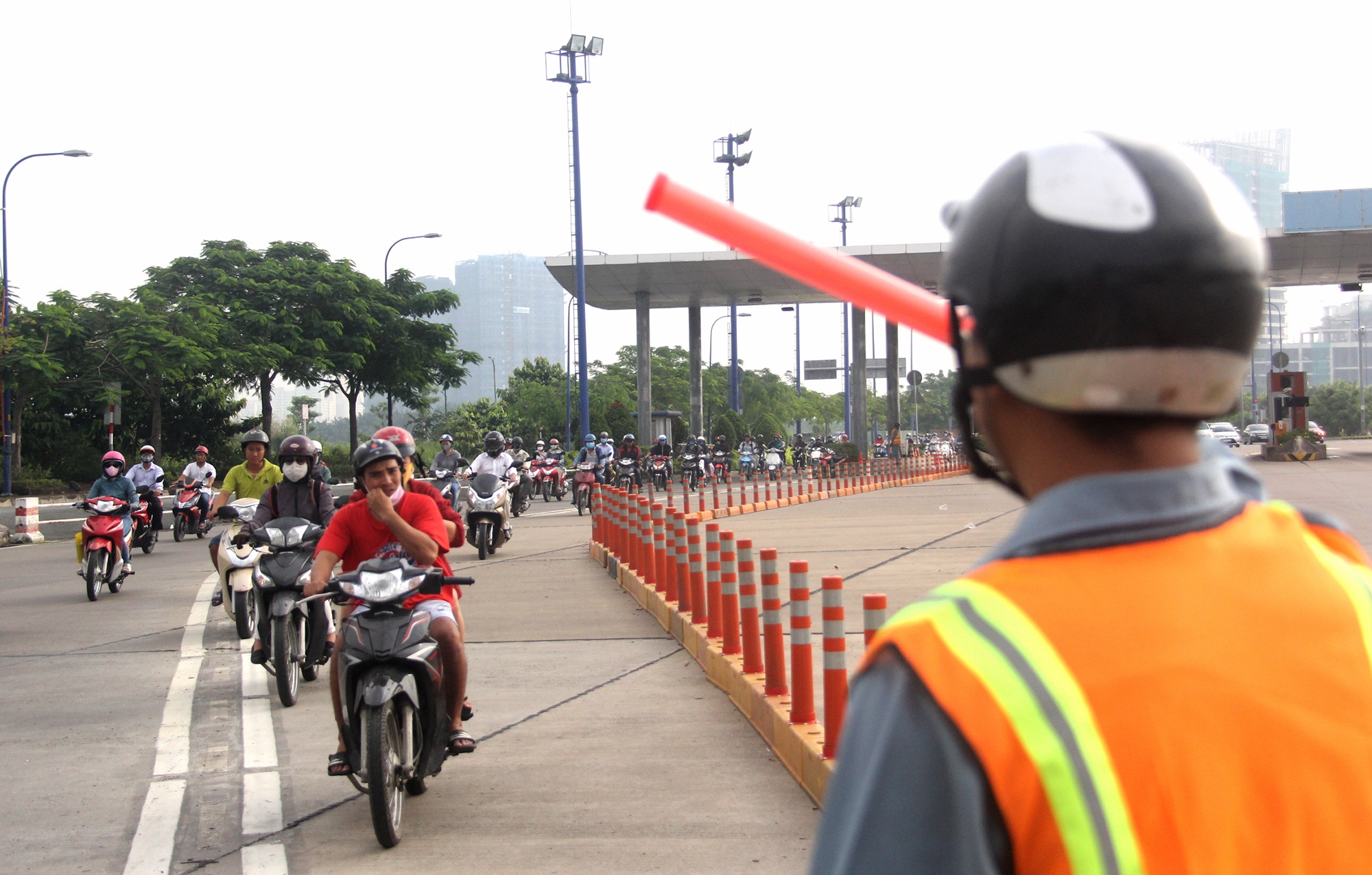 Mo them lan xe may vao ham vuot song Sai Gon hinh anh