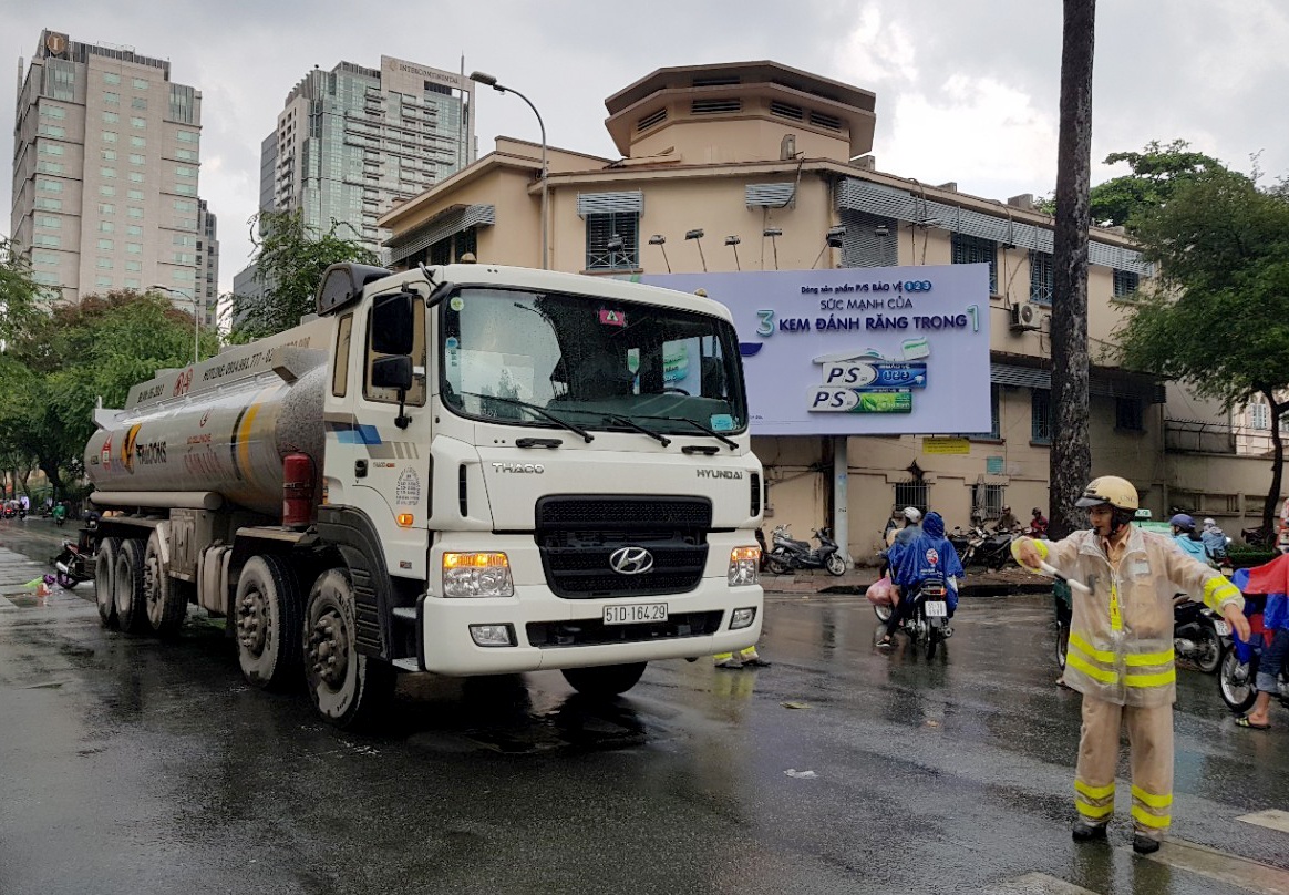 Xe bon cho xang tong chet nu sinh 18 tuoi giua Sai Gon hinh anh