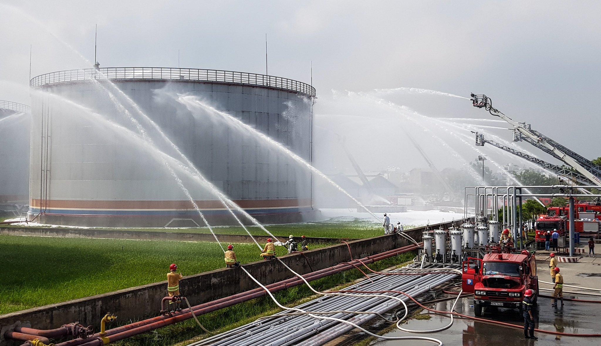 Dien tap chua chay tai Tong kho xang dau Nha Be hinh anh