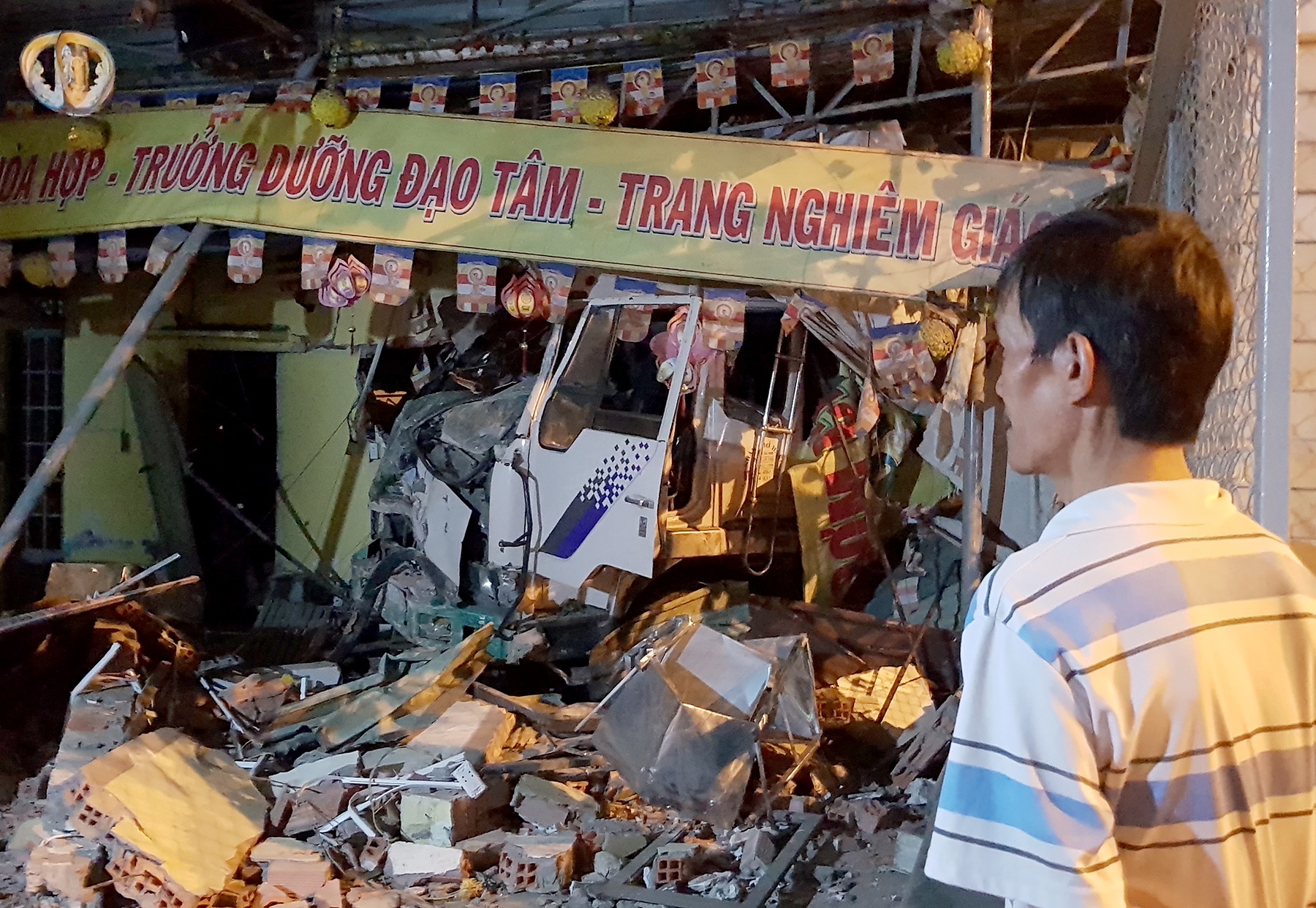 Tranh 2 xe may vuot den do, xe tai tong sap tuong chua o Sai Gon hinh anh