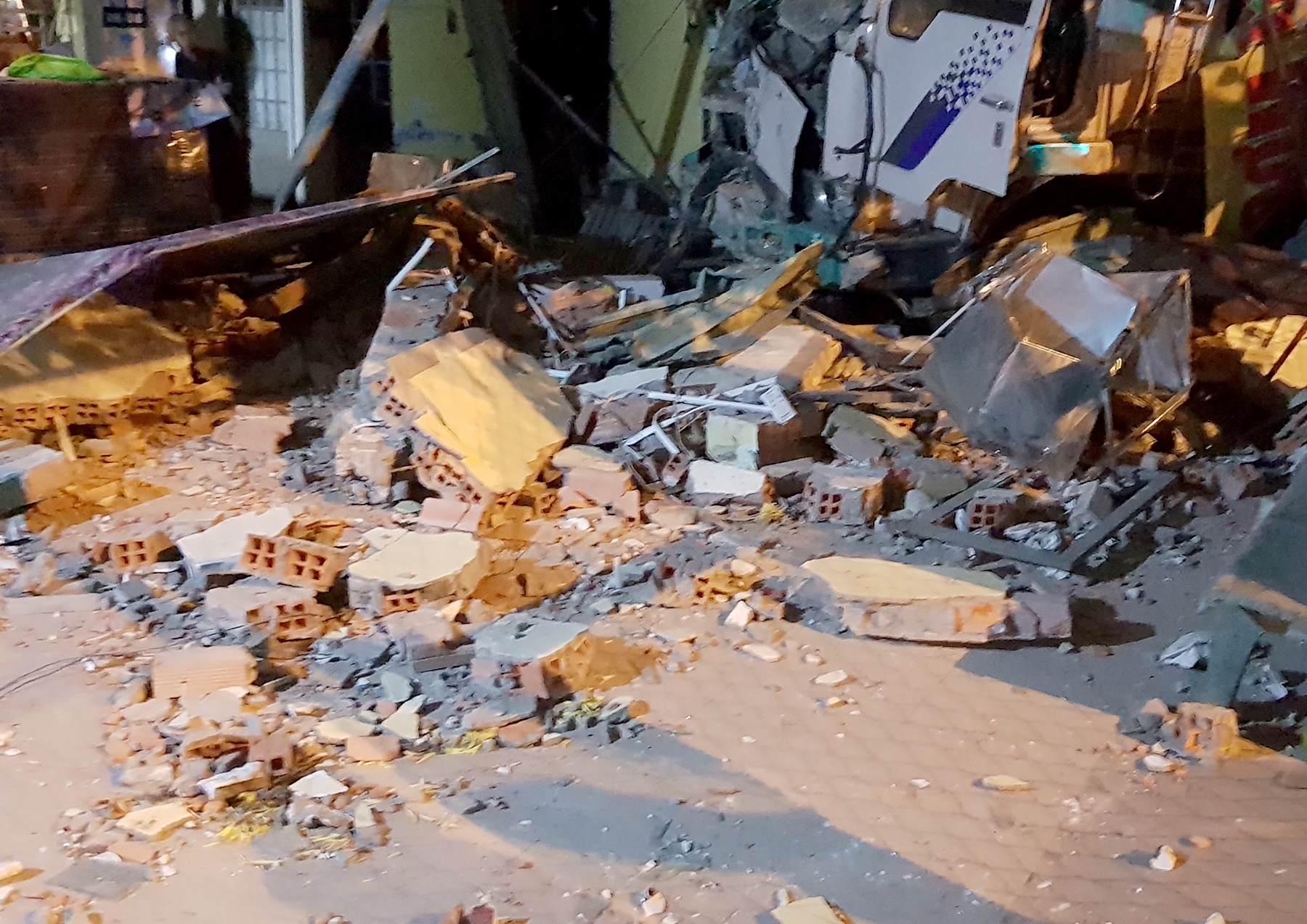 xe tai tong sap chua anh 2