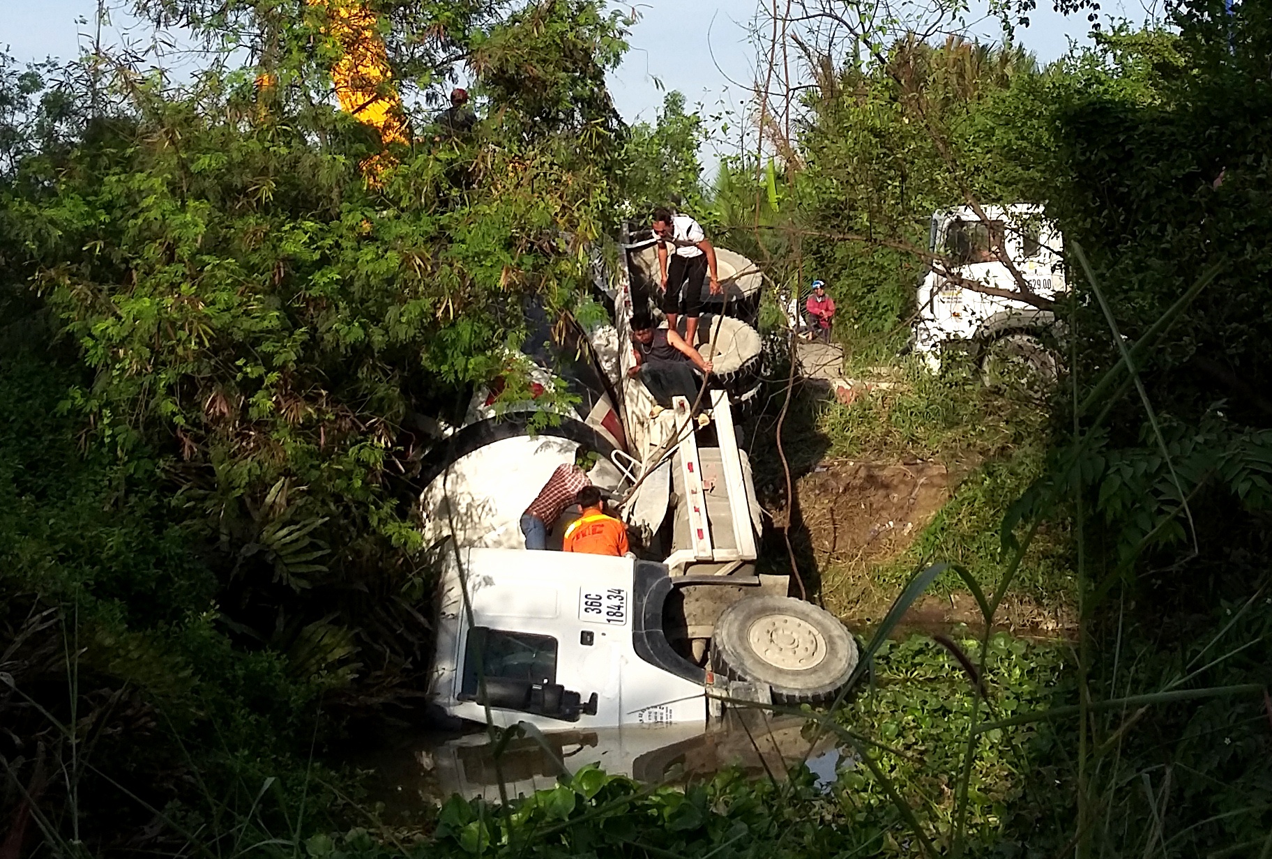 Xe bon lao xuong muong nuoc sau tai nan o Sai Gon hinh anh