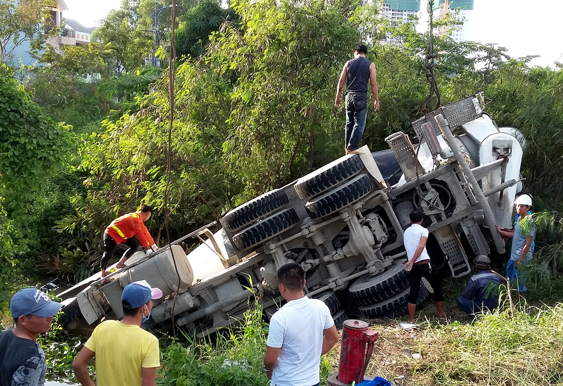 xe bon lat xuong muong nuoc anh 2