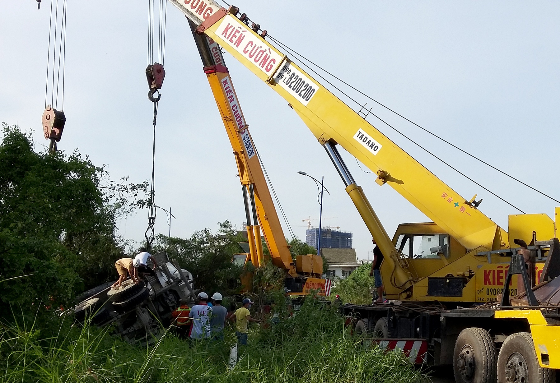 xe bon lat xuong muong nuoc anh 3