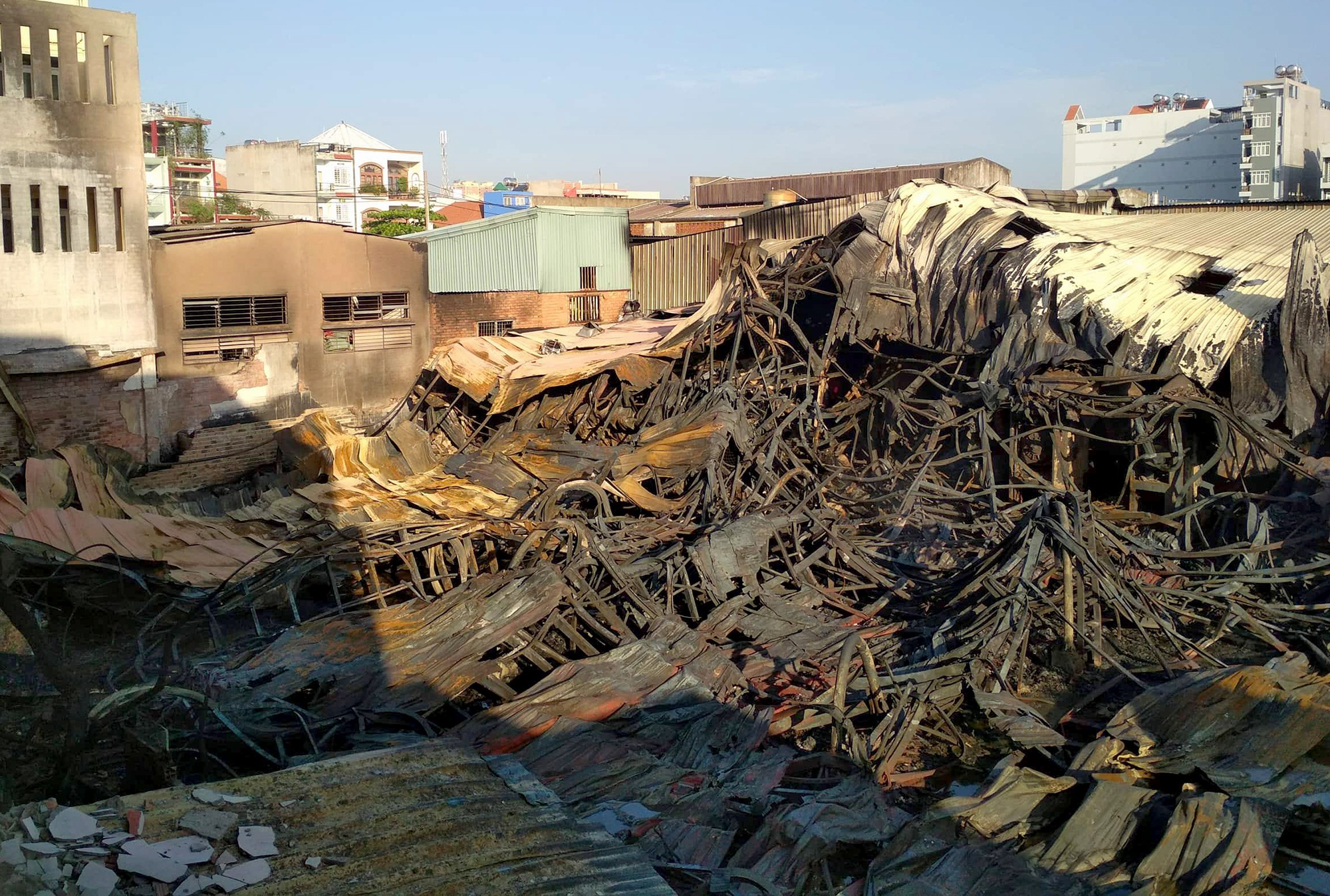 Hon 1.500 m2 nha xuong tan hoang sau vu chay lon o Sai Gon hinh anh