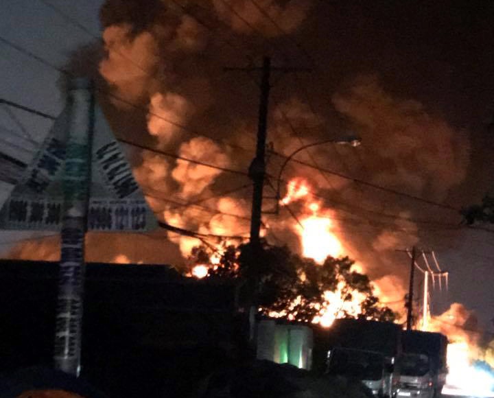 500 m2 xuong nem mut bi thieu rui, do sap o Sai Gon hinh anh