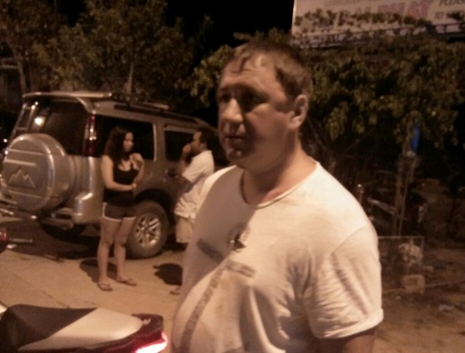 Khach Tay dieu khien xe may tong cot dien, phu nu Viet tu vong hinh anh