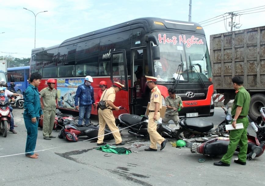 xe khach tong gan chuc phuong tien anh 2