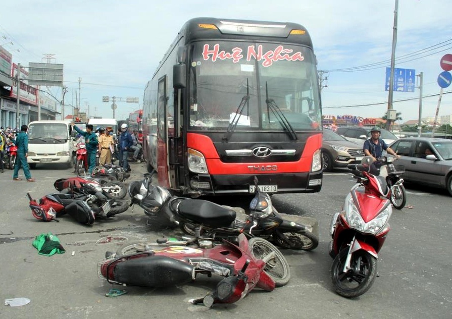 Oto khach tong gan chuc xe dung den do o Sai Gon hinh anh