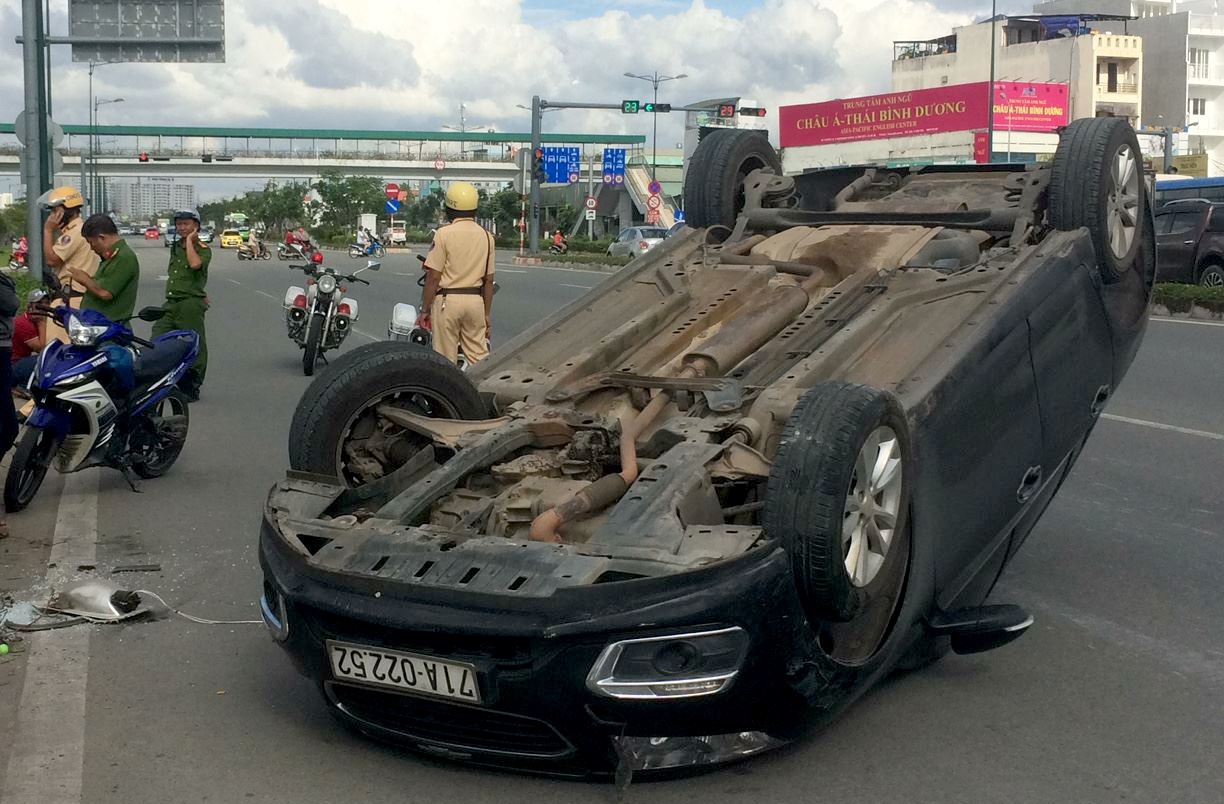 Oto Chevrolet lat tren dai lo dep nhat Sai Gon hinh anh