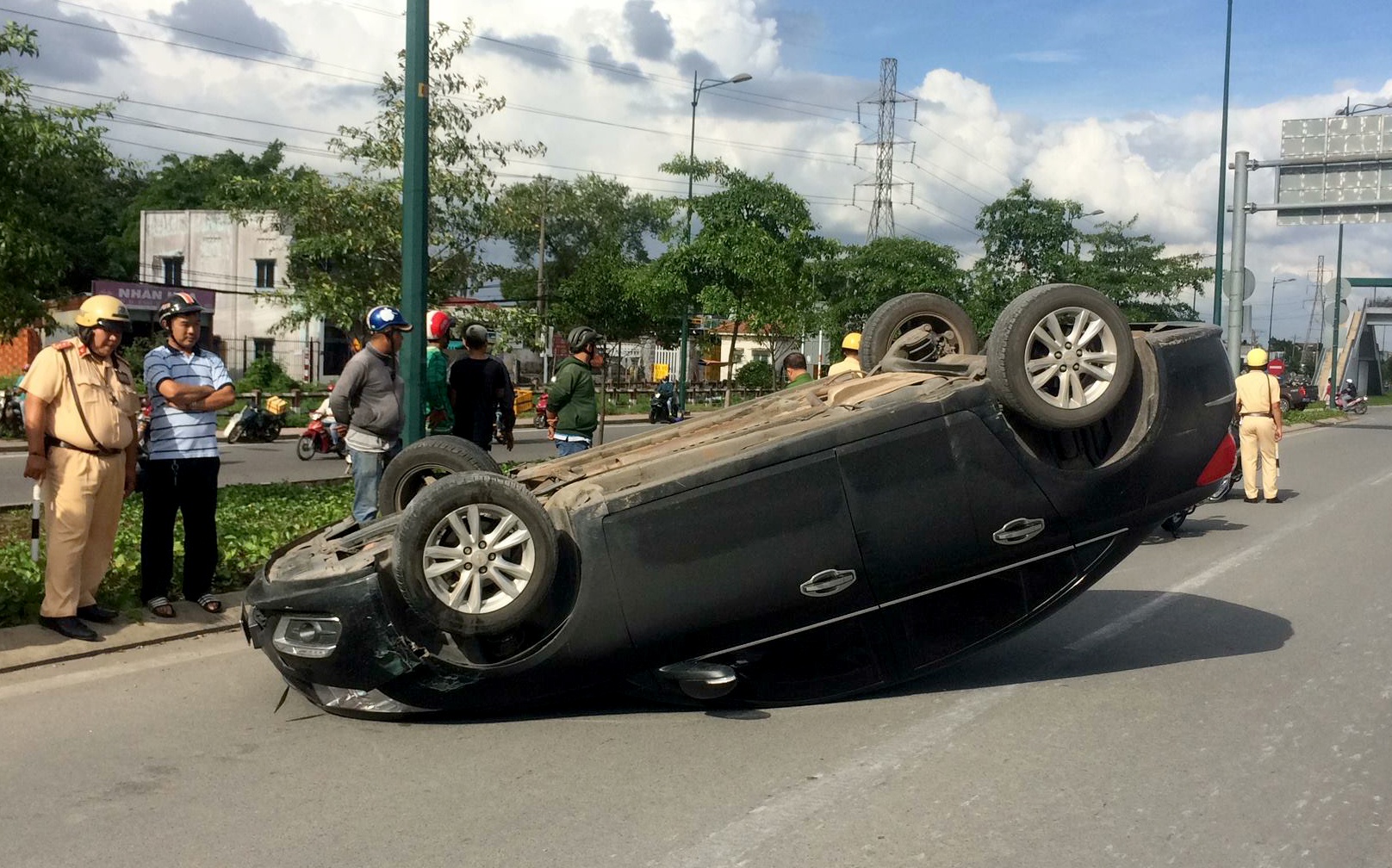ôtô lật chổng vó giữa đường ảnh 2 oto lat chong vo giua duong anh 2