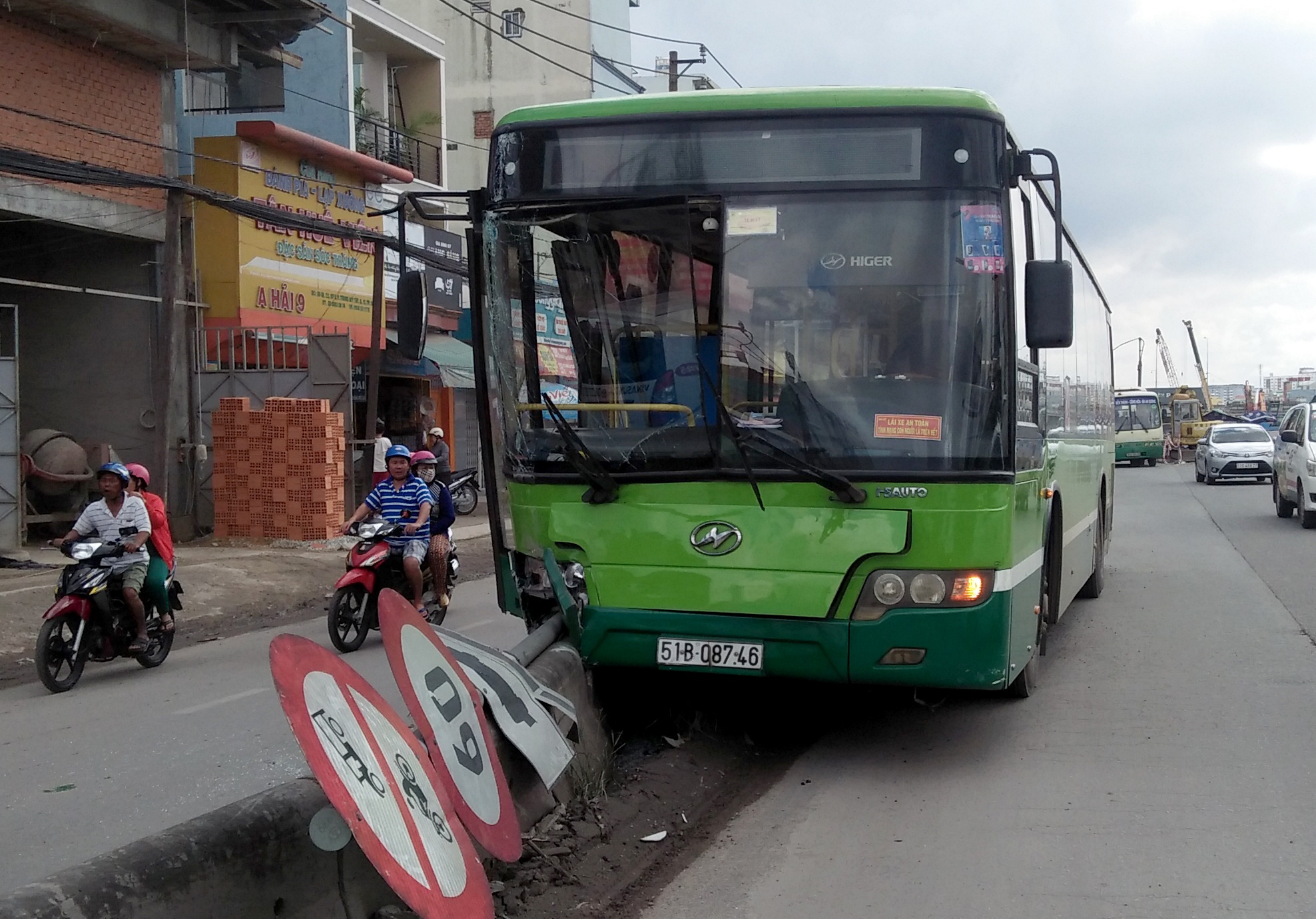 xe buyt tong dai phan cach anh 1