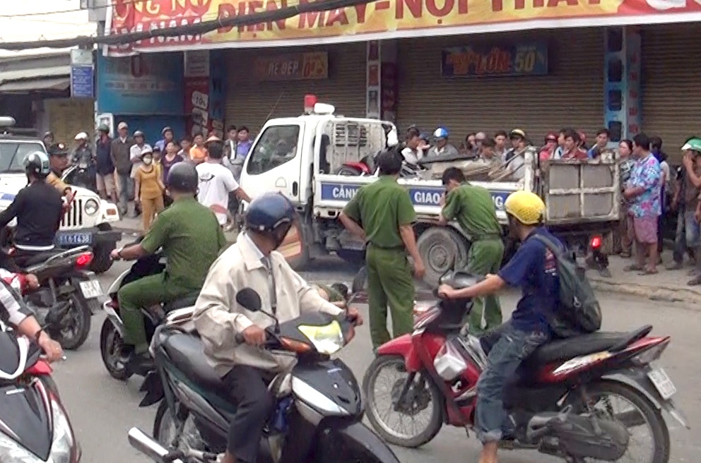 Nghi bị truy đuổi, hai xe máy tông chết người đàn ông ở Sài Gòn - Giao ...