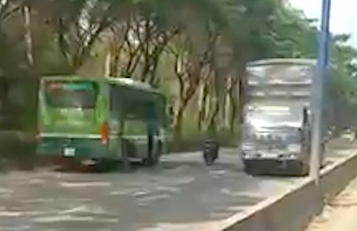 xe buýt chạy ngược chiều ở sài gòn ảnh 1 xe buyt chay nguoc chieu o sai gon anh 1