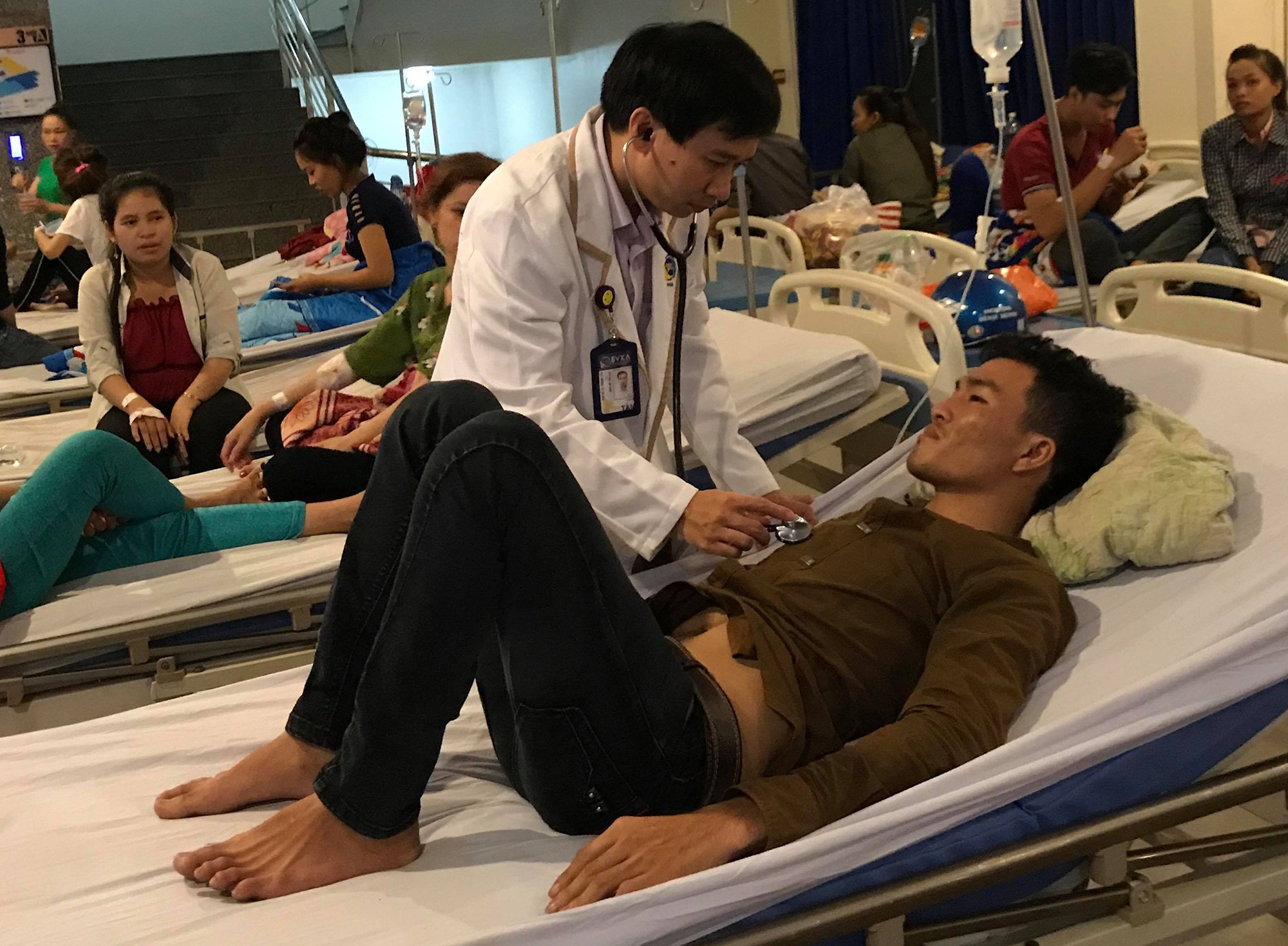 Gan 100 cong nhan non oi, ngat xiu sau bua an toi hinh anh