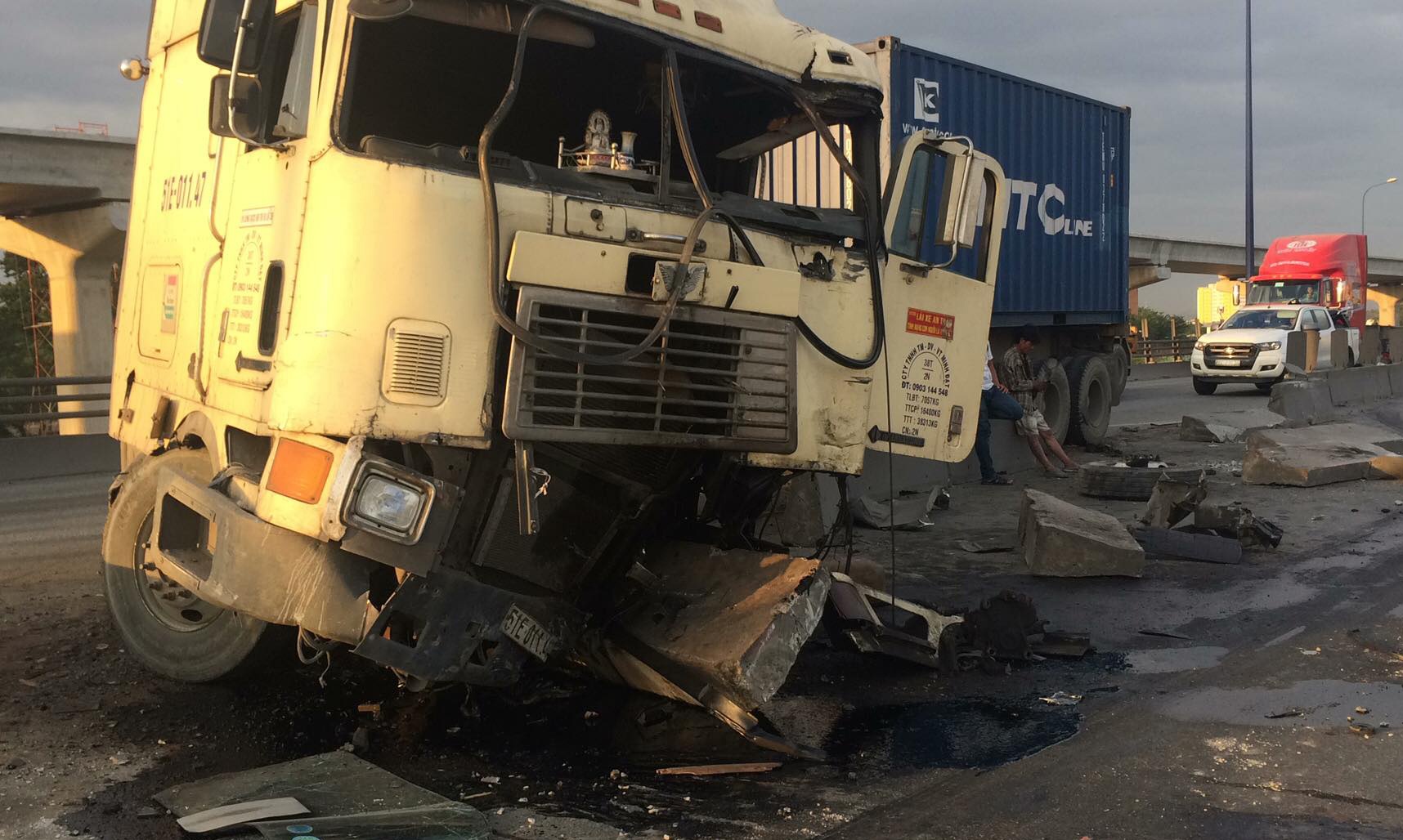 Xe dau keo 'dai nao' cau vuot, giao thong cua ngo Sai Gon ket cung hinh anh