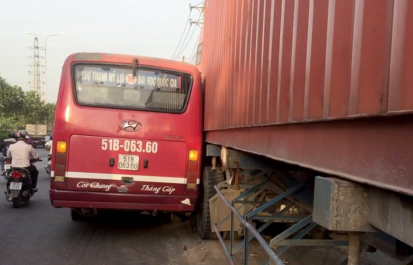 Dinh chi tai xe lai xe buyt ruot duoi oto dau keo tren quoc lo 1 hinh anh