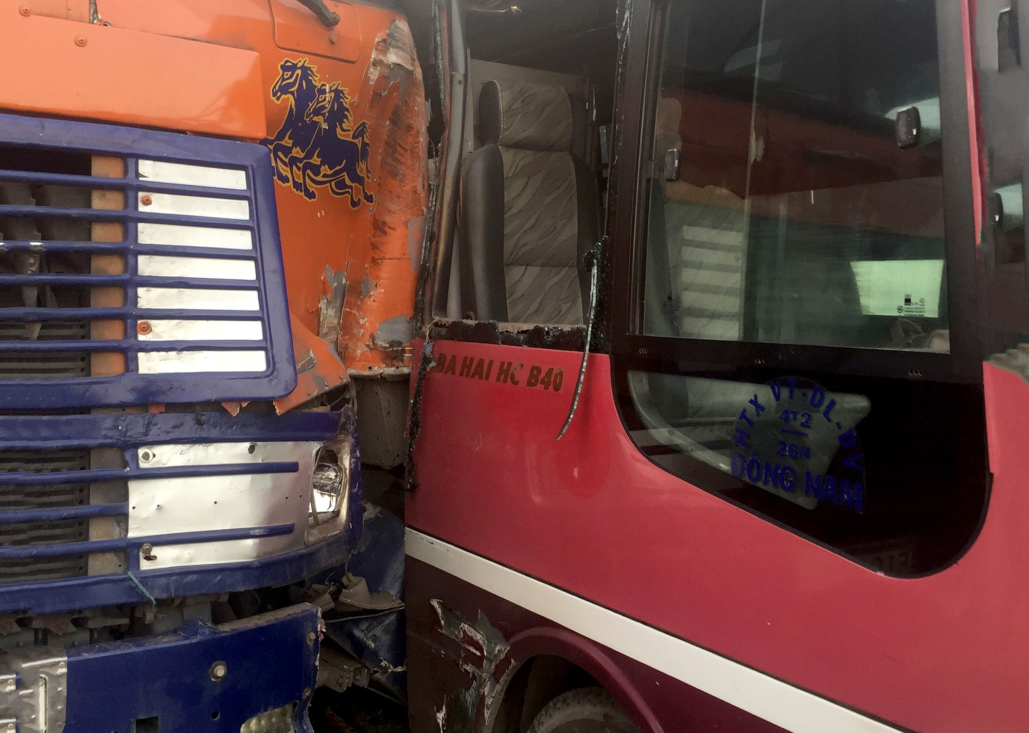 xe buýt rượt đuổi xe đầu kéo ảnh 2 xe buyt ruot duoi xe dau keo anh 2