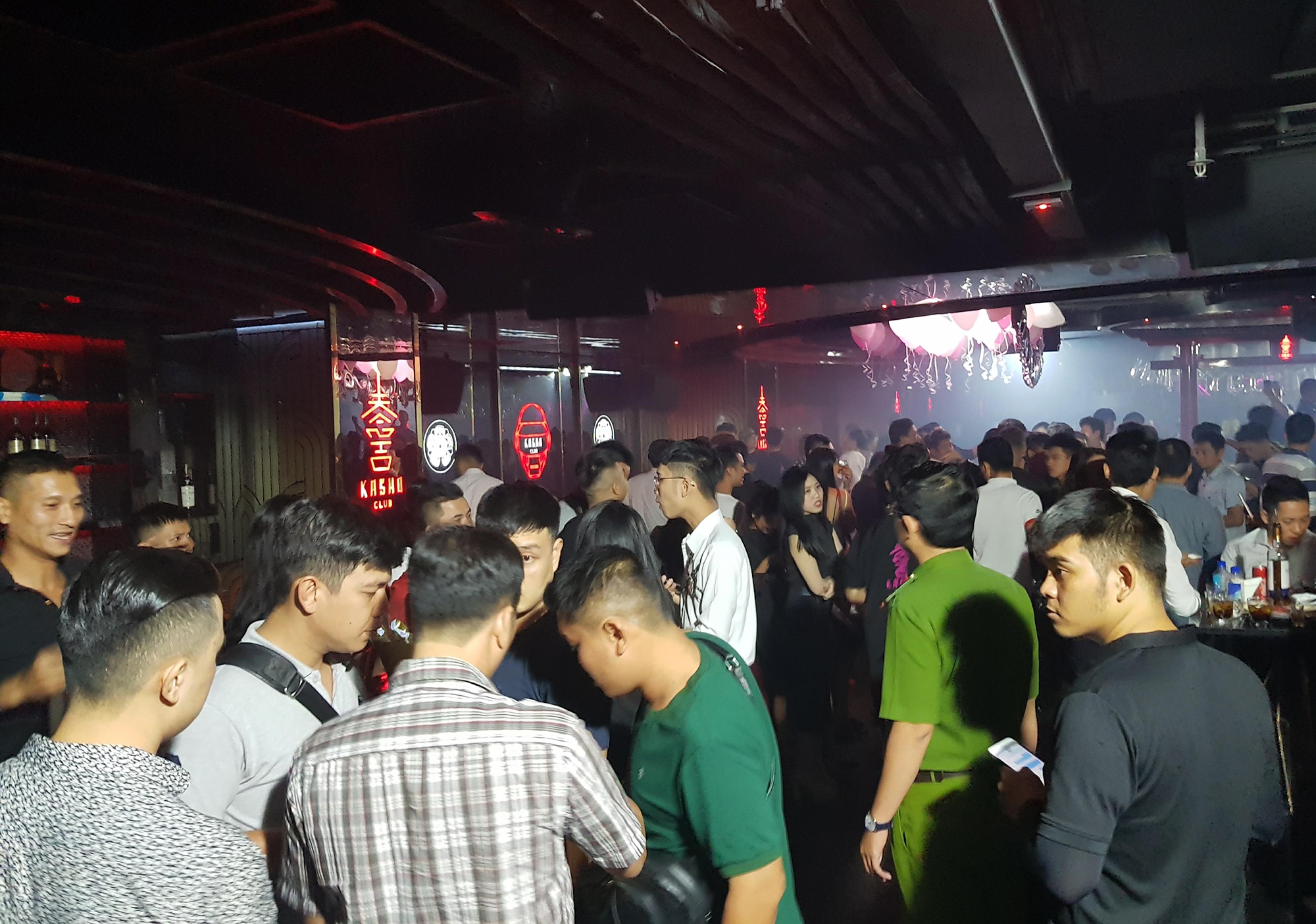 tiep vien mac bikini mua cot anh 1