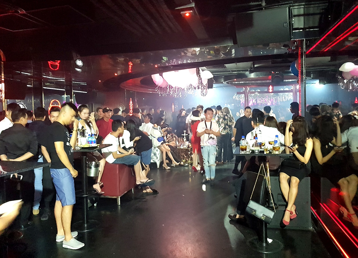 Bat qua tang tiep vien mac bikini mua cot trong quan bar o Sai Gon hinh anh